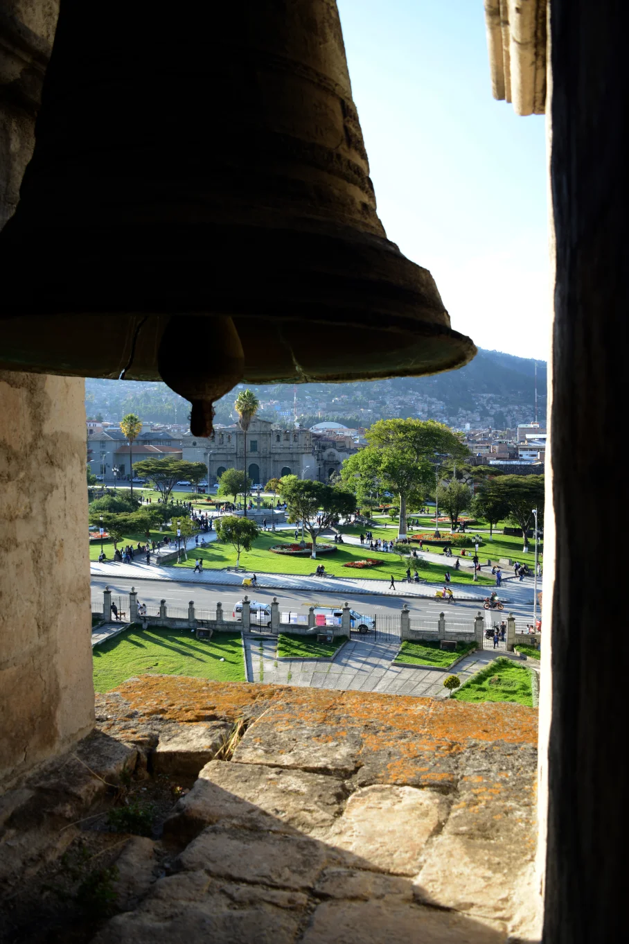 PLAZA MAYOR DE CAJAMARCA DESDE A TORRE DEL TEMPLO SAN FRANCISCO