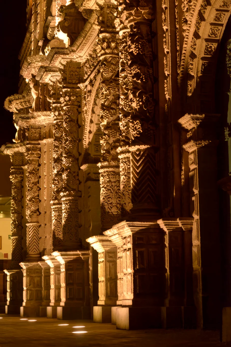 TALLAS EN LAS COLUMNAS DE LA IGLESIA SANTA CATALINA O CATEDRAL DE CAJAMARCA